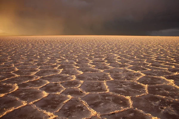 Gün batımında tuzlu ve düz çölde fırtına
