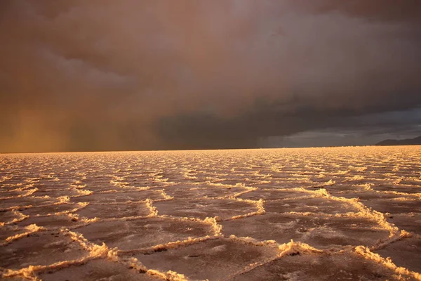 Gün batımında tuzlu ve düz çölde fırtına