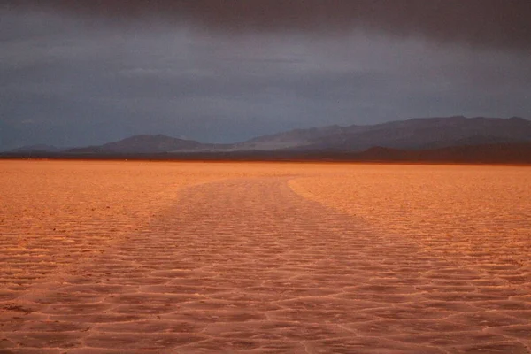 Storm Bij Zoutvlakke Woestijn Bij Zonsondergang — Stockfoto