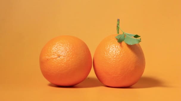 Die Orangenfrucht Mit Orangenschalen Auf Orangefarbenem Hintergrund Für Gesundheit Und — Stockvideo