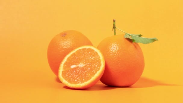 Die Orangenfrucht Mit Orangenschalen Auf Orangefarbenem Hintergrund — Stockvideo