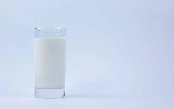 Een Glas Melk Geïsoleerd Witte Achtergrond Lege Ruimte Voor Tekst — Stockfoto