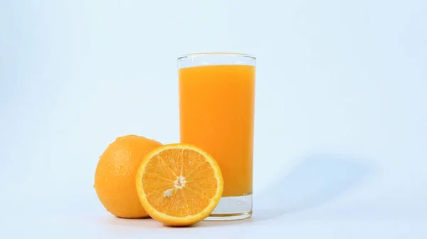 Copo Suco Laranja Fresco Com Frutas Orange Cortadas Meio Isoladas — Fotografia de Stock