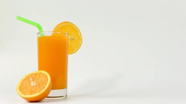 Verre Jus Orange Avec Frais Fruits Coupés Tuyau Elle Sur — Photo