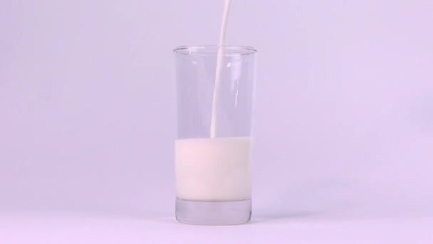 Beyaz Arka Planda Izole Edilmiş Taze Bir Bardak Süt — Stok video