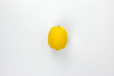 Beyaz arka planda yaprağı olan bir limon meyvesi, tam derinlikte bir limon meyvesi.