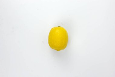Beyaz arka planda yaprağı olan bir limon meyvesi, tam derinlikte bir limon meyvesi.