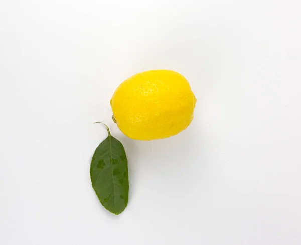 Fruta Limão Amarela Fresca Com Folha Isolada Sobre Fundo Branco — Fotografia de Stock