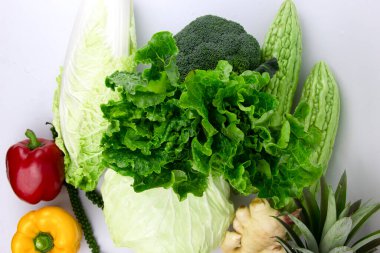 Beyaz arka planda yeşil diyet vejetaryen yiyecek ve sebzeler. Alışveriş süpermarketi konsepti reklamları tasarımı