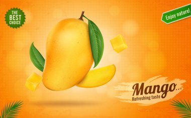 Taze taze mango meyvesi, mango parçaları ve sarı arka planda dilimler.