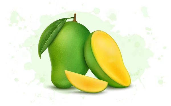 Taze taze mango meyvesi ve yeşil arka planda mango dilimleri.