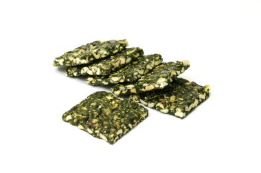 β ulina ve Peanut Chikki beyaz arka planda izole edildi