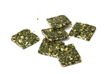 Beyaz arkaplanda yer fıstığı ve jaggery izole