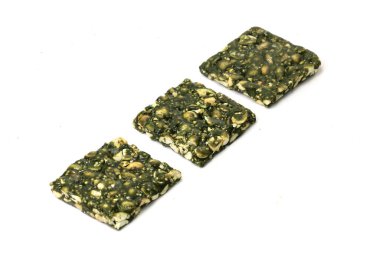 Beyaz arka planda yer fıstığı ve jaggery izole edilmiş dokunulmazlık güçlendirici