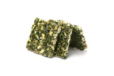 Beyaz arka planda yer fıstığı ve jaggery izole edilmiş dokunulmazlık güçlendirici