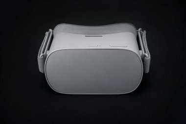 Sanal Gerçeklik aygıtı siyah arkaplanda izole edildi