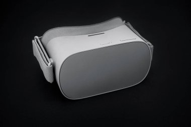 Sanal Gerçeklik aygıtı siyah arkaplanda izole edildi