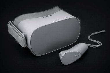 Siyah arkaplanda VR denetleyicisi olan sanal gerçeklik aygıtı