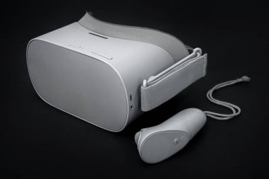 Siyah arkaplanda aygıt denetleyicisi olan sanal gerçeklik aygıtı