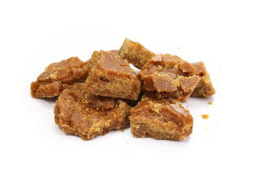 Çubuk Şeker Jaggery Parçaları- beyaz arkaplanda izole edilmiş