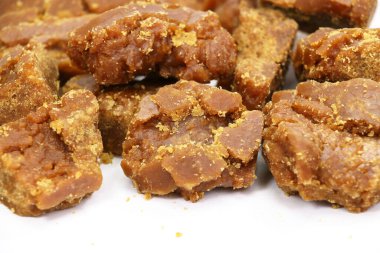 Esmer Şeker Jaggery Parçalar beyaz arkaplanda izole