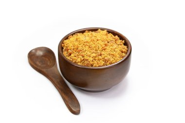 Ahşap bir kasede beyaz arka planda izole edilmiş tahta bir kaşıkla şeker tozu.