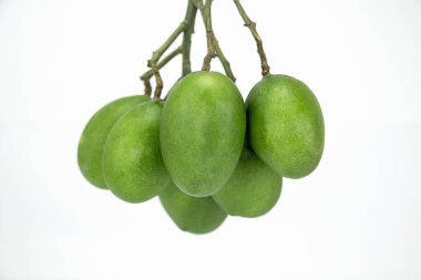 Beyaz arka plan üzerinde izole taze yeşil Mango