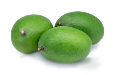 Beyaz arka plan üzerinde izole taze yeşil Mango