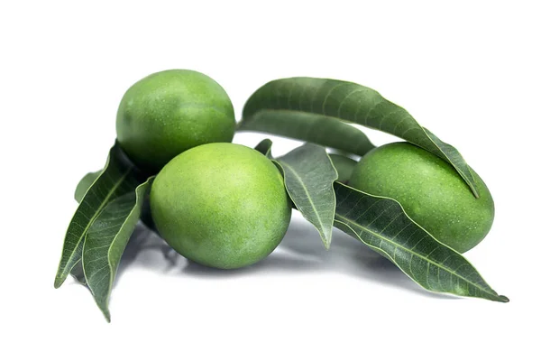 Fresh Green Mangoes Mango Leaves Isolated White Background — ストック写真