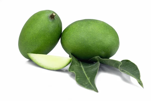 Frische Grüne Mangos Mit Mango Scheiben Und Grünen Blättern Auf — Stockfoto