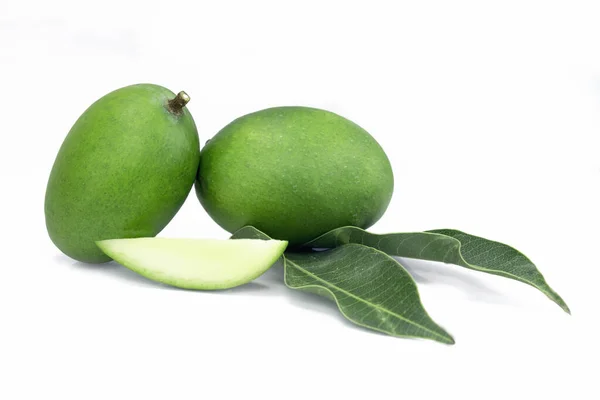 Fresh Green Mangoes Mango Slices Green Leaves Isolated White Background — ストック写真
