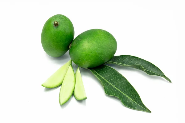 Green Carrie Mangoes Mango Slices Green Leaves Isolated White Background — ストック写真