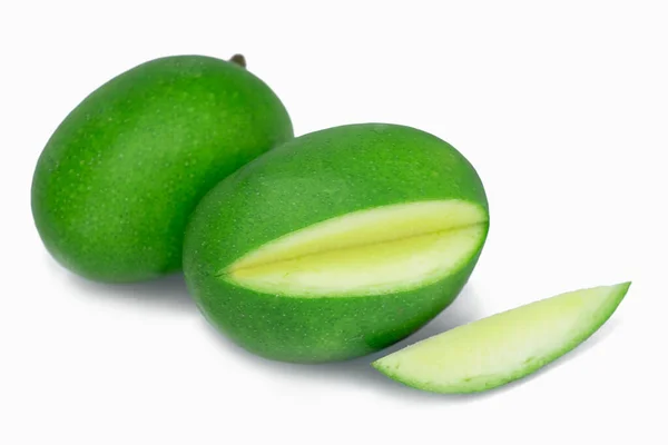 Verse Groene Mango Met Mango Plakjes Geïsoleerd Witte Achtergrond — Stockfoto