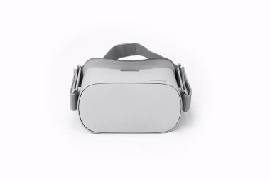 Beyaz arka plan üzerinde izole sanal gerçeklik kulaklık.