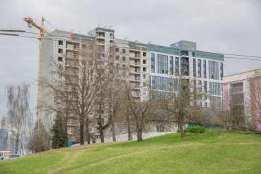 Minsk, Beyaz Rusya. Şehir altyapısı, binaları, ulaşımı ve insanları olan cadde. 26.04.2022