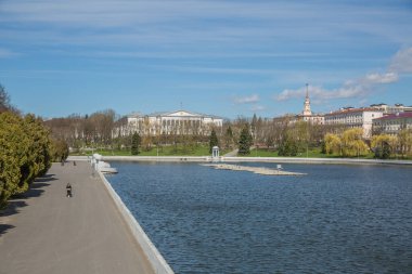 Minsk, Beyaz Rusya. Şehir altyapısı, binaları, ulaşımı ve insanları olan cadde. 26.04.2022
