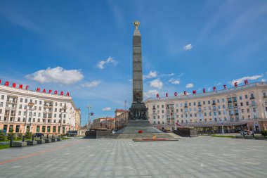 Minsk, Beyaz Rusya. Şehir altyapısı, binaları, ulaşımı ve insanları olan cadde. 26.04.2022