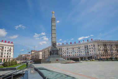 Minsk, Beyaz Rusya. Şehir altyapısı, binaları, ulaşımı ve insanları olan cadde. 26.04.2022
