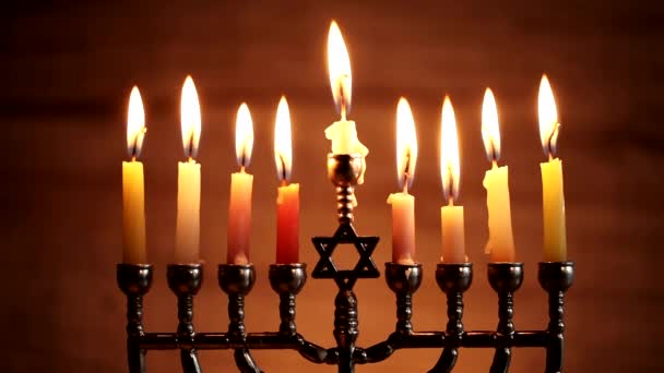 Menorah con velas encendidas para Hanukkah sobre fondo oscuro — Vídeos de Stock