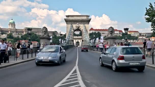 Maďarsko, Budapešť, 2. června 2019, lidé a automobily se pohybují v blízkosti řetězového mostu Szechenyi — Stock video