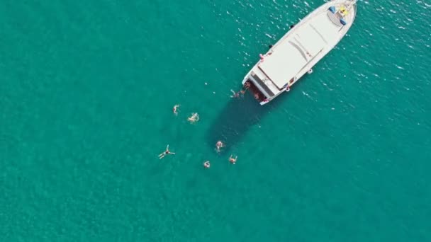 Ludzie pływający w morzu obok luksusowego jachtu, widok z góry na dół — Wideo stockowe