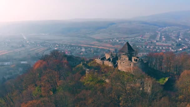山上有一座古老的童话城堡.从鸟瞰角度拍摄的无人机. — 图库视频影像