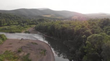 Sinema çekimleri post-processing olmadan (orijinal dosya, post prodüksiyon yok). Gün batımında güzel bir nehrin üzerinden 4K uçuş. Güzel dünya. Karpatlar, Ukrayna