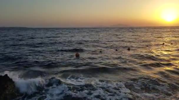 Magnifique vue du lever du soleil sur la mer — Video