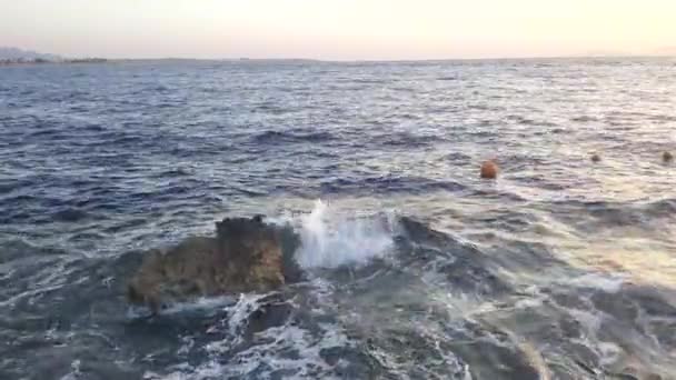 Θαλασσινά κύματα με ψεκασμό και αφρό συντριβή πάνω στο βράχο — Αρχείο Βίντεο