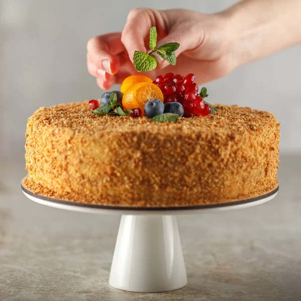 Kremalı, pirinç unlu ve yulaf ezmeli şeker hastaları için karamel ballı kek. Üzerine nar, portakal, yabanmersini dilimleri ve taze nane yaprakları konmuş kek.