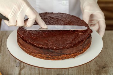 Çikolatalı fındık kreması yapan şekerci spatula kullanır.