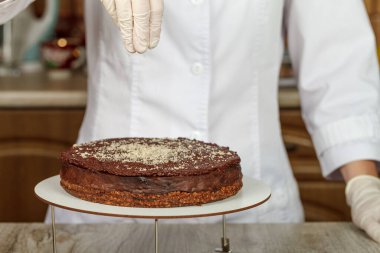 Pastanın yüzeyinde sığ ceviz süslemesi