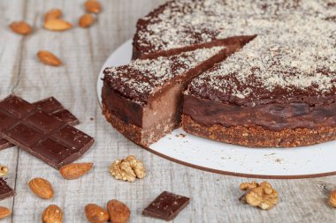 Gri arka planda, closeup kesilmiş bir parça ile çikolatalı kek