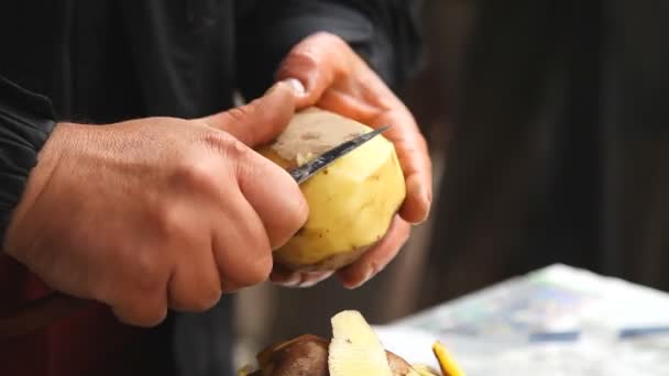 피크닉 피크닉에서 남자가 껍질을 벗겨서 요리를 합니다 자연의 클로즈업 — 비디오